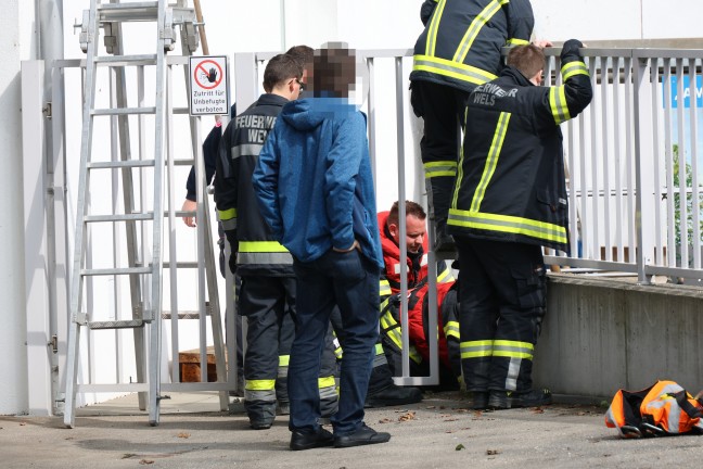 Schlechter Scherz: Couch durch Einsatzkr�fte der Feuerwehr aus M�hlbach in Wels-Innenstadt geborgen