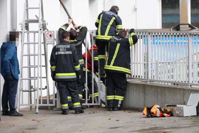 Schlechter Scherz: Couch durch Einsatzkr�fte der Feuerwehr aus M�hlbach in Wels-Innenstadt geborgen