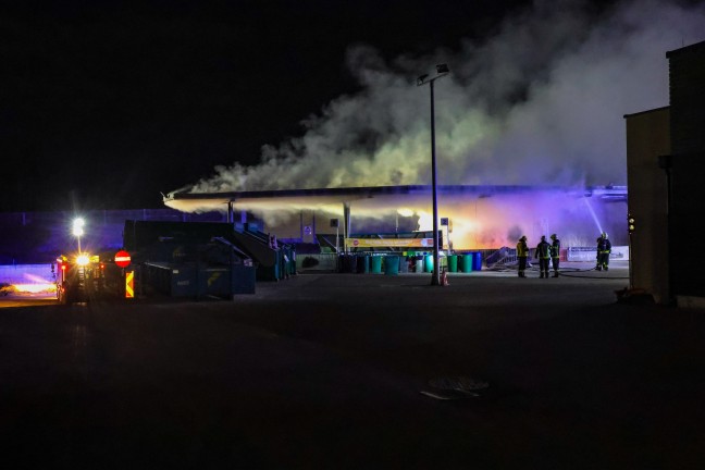 Betr�chtlicher Schaden nach Containerbrand im Altstoffsammelzentrum in Wels-Neustadt