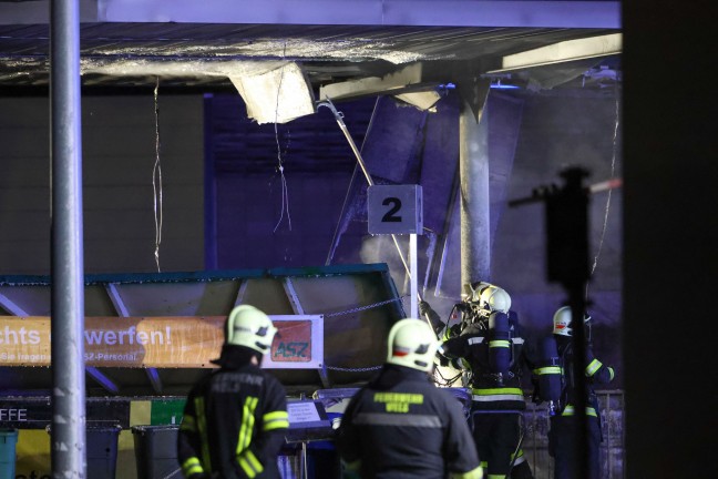 Betr�chtlicher Schaden nach Containerbrand im Altstoffsammelzentrum in Wels-Neustadt