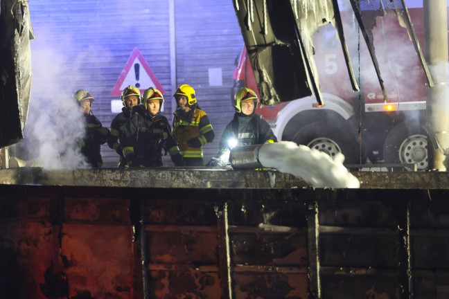 Betr�chtlicher Schaden nach Containerbrand im Altstoffsammelzentrum in Wels-Neustadt