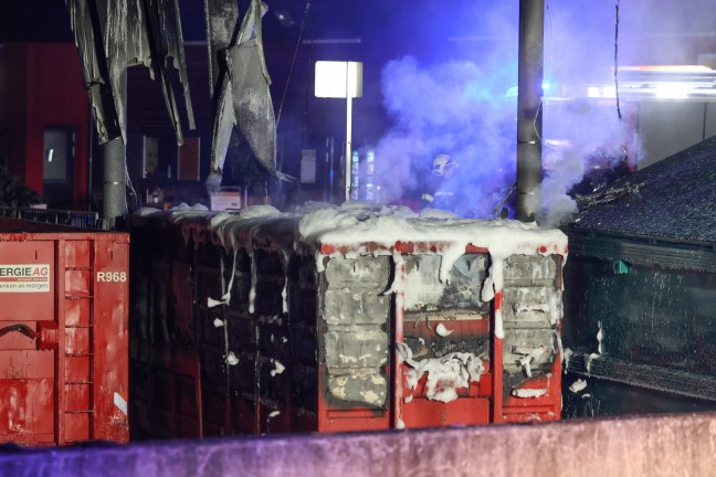 Betr�chtlicher Schaden nach Containerbrand im Altstoffsammelzentrum in Wels-Neustadt