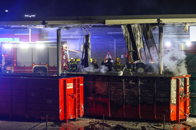 Betr�chtlicher Schaden nach Containerbrand im Altstoffsammelzentrum in Wels-Neustadt