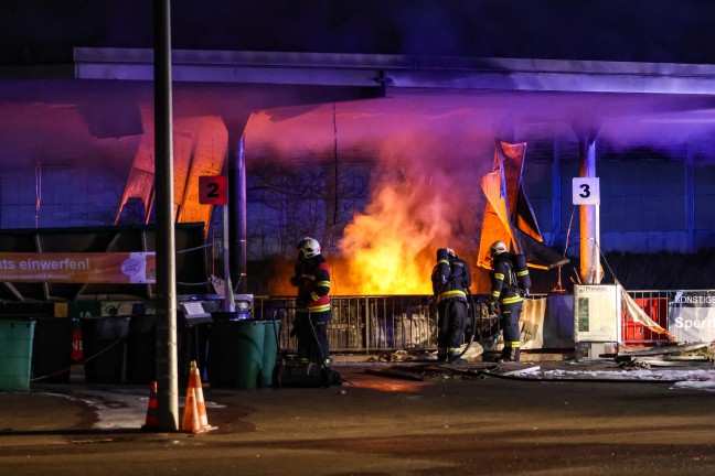 Betr�chtlicher Schaden nach Containerbrand im Altstoffsammelzentrum in Wels-Neustadt