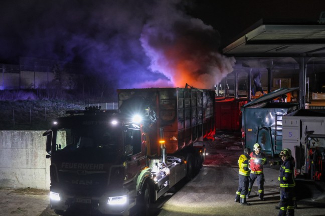 Betr�chtlicher Schaden nach Containerbrand im Altstoffsammelzentrum in Wels-Neustadt