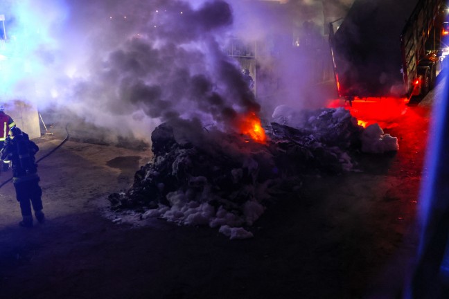 Betr�chtlicher Schaden nach Containerbrand im Altstoffsammelzentrum in Wels-Neustadt