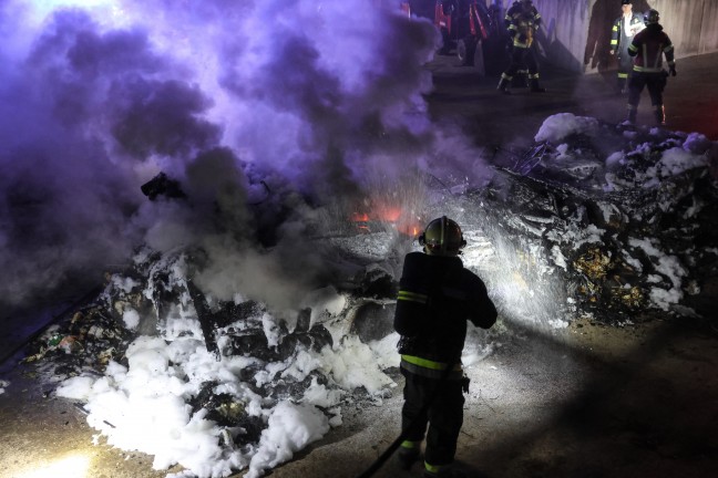 Betr�chtlicher Schaden nach Containerbrand im Altstoffsammelzentrum in Wels-Neustadt