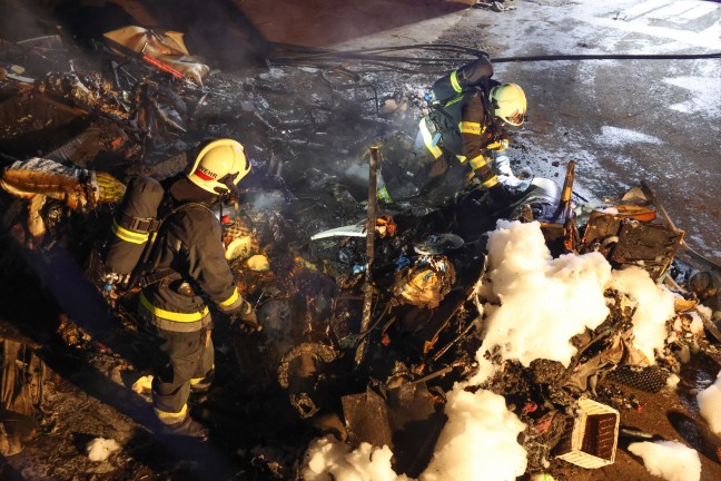 Betr�chtlicher Schaden nach Containerbrand im Altstoffsammelzentrum in Wels-Neustadt