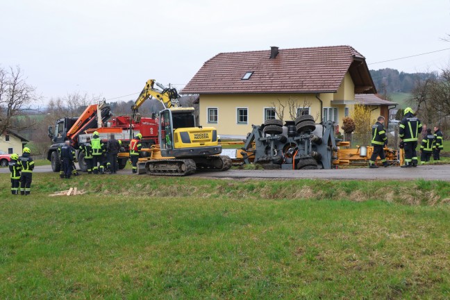Krananh�nger umgest�rzt: Bergung eines umgest�rzten Schnelleinsatzkrans in Aurach am Hongar