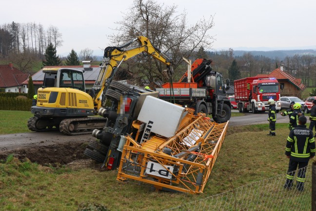 Krananh�nger umgest�rzt: Bergung eines umgest�rzten Schnelleinsatzkrans in Aurach am Hongar