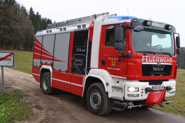 Krananh�nger umgest�rzt: Bergung eines umgest�rzten Schnelleinsatzkrans in Aurach am Hongar