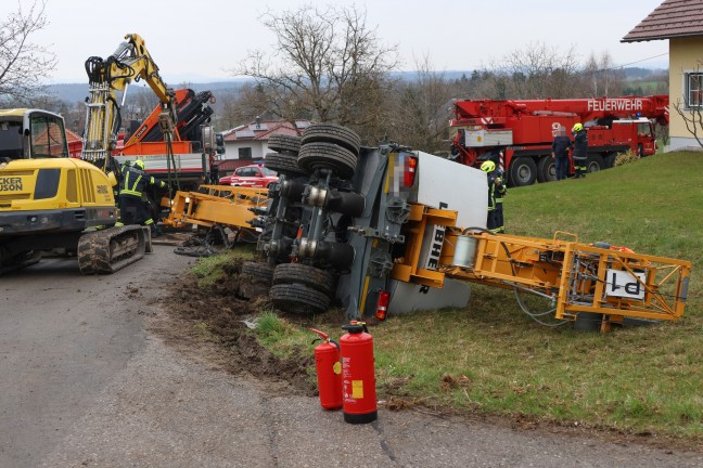 Krananh�nger umgest�rzt: Bergung eines umgest�rzten Schnelleinsatzkrans in Aurach am Hongar