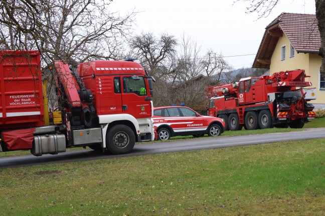 Krananh�nger umgest�rzt: Bergung eines umgest�rzten Schnelleinsatzkrans in Aurach am Hongar