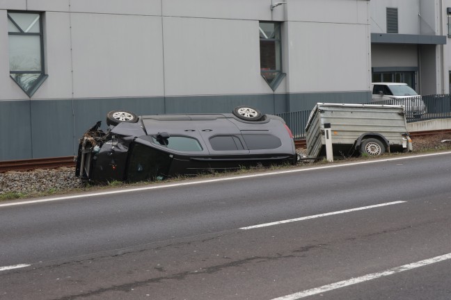 Verkehrsunfall in Steinhaus: Auto auf Pyhrnpass Stra�e gegen Bahndamm der Almtalbahn �berschlagen