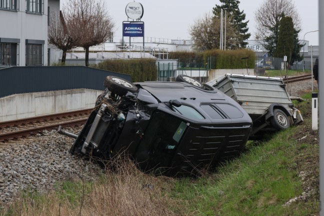 Verkehrsunfall in Steinhaus: Auto auf Pyhrnpass Stra�e gegen Bahndamm der Almtalbahn �berschlagen