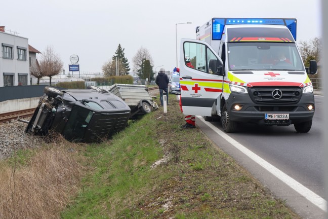 Verkehrsunfall in Steinhaus: Auto auf Pyhrnpass Stra�e gegen Bahndamm der Almtalbahn �berschlagen