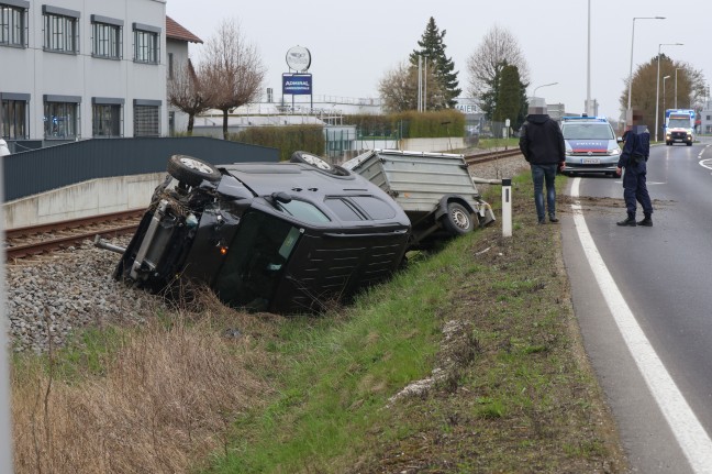 Verkehrsunfall in Steinhaus: Auto auf Pyhrnpass Stra�e gegen Bahndamm der Almtalbahn �berschlagen