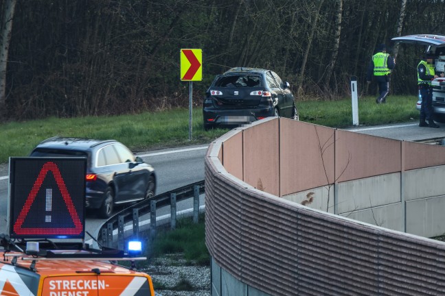 Personenrettung: Lenker bei Verkehrsunfall auf Innkreisautobahn in Reichersberg im Auto eingeklemmt