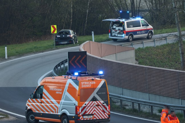 Personenrettung: Lenker bei Verkehrsunfall auf Innkreisautobahn in Reichersberg im Auto eingeklemmt