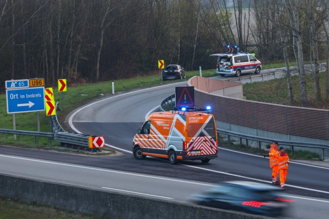 Personenrettung: Lenker bei Verkehrsunfall auf Innkreisautobahn in Reichersberg im Auto eingeklemmt
