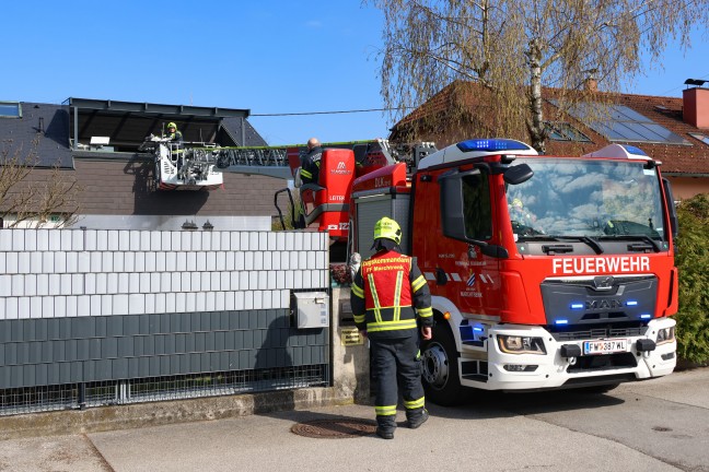 Personenrettung mittels Drehleiter aus Einfamilienwohnhaus in Wei�kirchen an der Traun