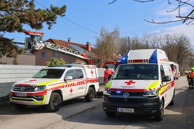 Personenrettung mittels Drehleiter aus Einfamilienwohnhaus in Wei�kirchen an der Traun