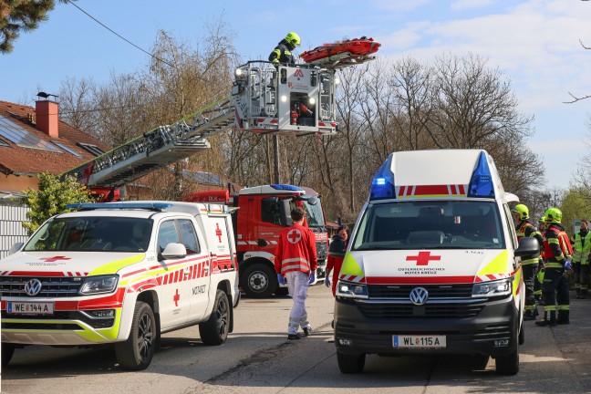 Personenrettung mittels Drehleiter aus Einfamilienwohnhaus in Wei�kirchen an der Traun