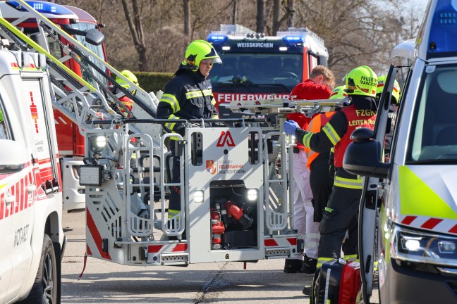 Personenrettung mittels Drehleiter aus Einfamilienwohnhaus in Wei�kirchen an der Traun