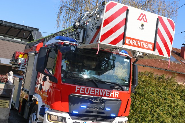 Personenrettung mittels Drehleiter aus Einfamilienwohnhaus in Wei�kirchen an der Traun