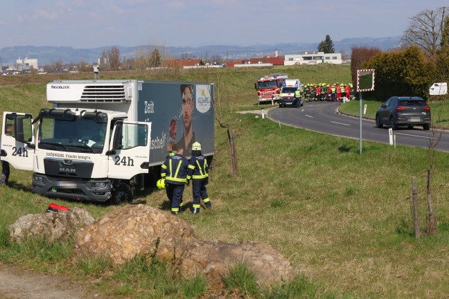Lenker eingeklemmt: Personenrettung nach schwerem Crash zwischen PKW und LKW bei Fraham