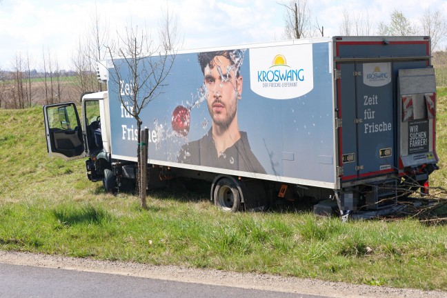 Lenker eingeklemmt: Personenrettung nach schwerem Crash zwischen PKW und LKW bei Fraham