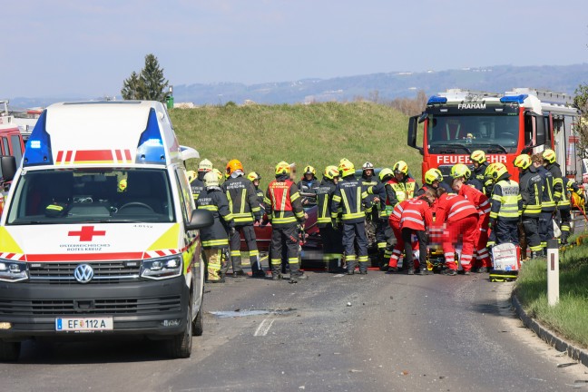 Lenker eingeklemmt: Personenrettung nach schwerem Crash zwischen PKW und LKW bei Fraham
