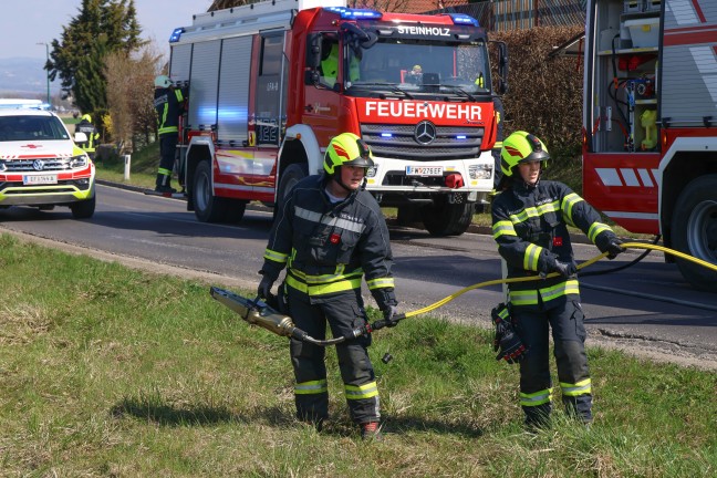 Lenker eingeklemmt: Personenrettung nach schwerem Crash zwischen PKW und LKW bei Fraham