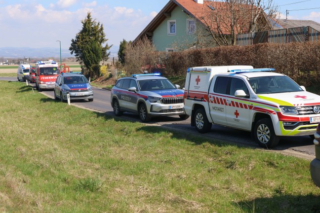 Lenker eingeklemmt: Personenrettung nach schwerem Crash zwischen PKW und LKW bei Fraham