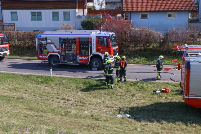 Lenker eingeklemmt: Personenrettung nach schwerem Crash zwischen PKW und LKW bei Fraham