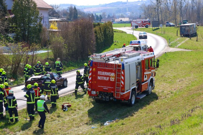 Lenker eingeklemmt: Personenrettung nach schwerem Crash zwischen PKW und LKW bei Fraham
