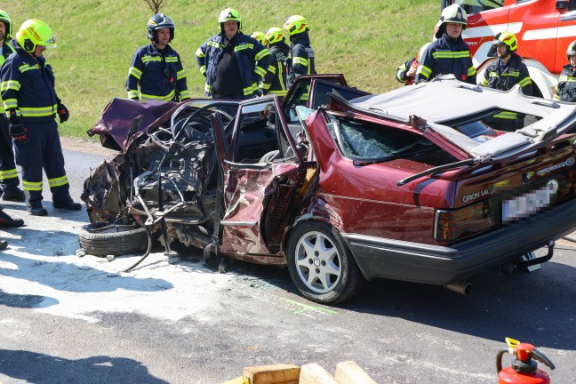 Lenker eingeklemmt: Personenrettung nach schwerem Crash zwischen PKW und LKW bei Fraham