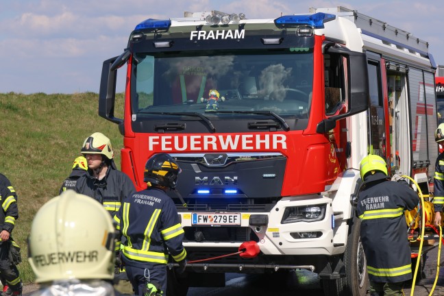 Lenker eingeklemmt: Personenrettung nach schwerem Crash zwischen PKW und LKW bei Fraham