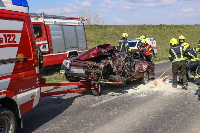 Lenker eingeklemmt: Personenrettung nach schwerem Crash zwischen PKW und LKW bei Fraham
