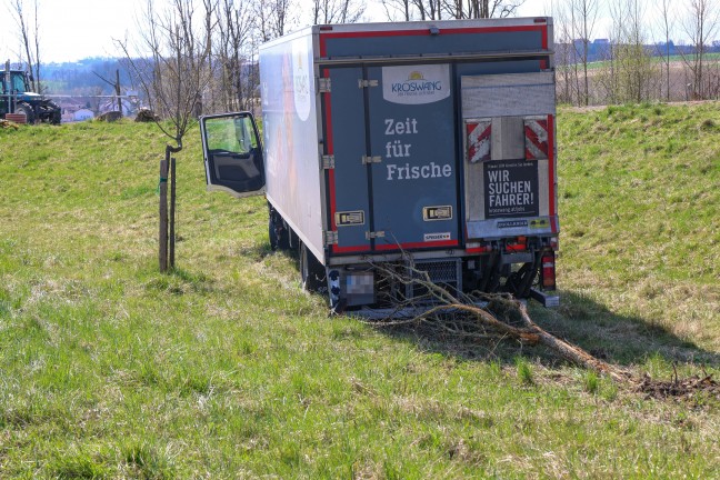 Lenker eingeklemmt: Personenrettung nach schwerem Crash zwischen PKW und LKW bei Fraham