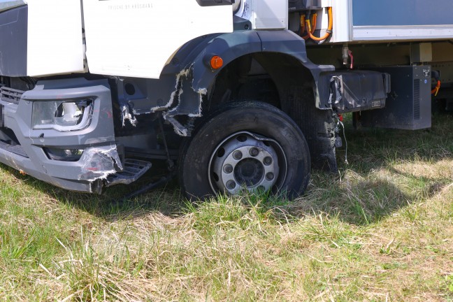 Lenker eingeklemmt: Personenrettung nach schwerem Crash zwischen PKW und LKW bei Fraham