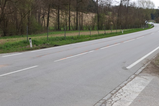 Auto steckte nach Verkehrsunfall auf Pyhrnpass Stra�e in Thalheim bei Wels im Zaun