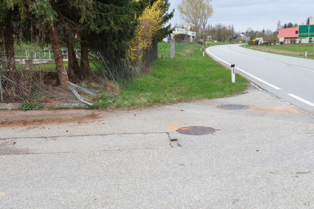 Auto steckte nach Verkehrsunfall auf Pyhrnpass Stra�e in Thalheim bei Wels im Zaun