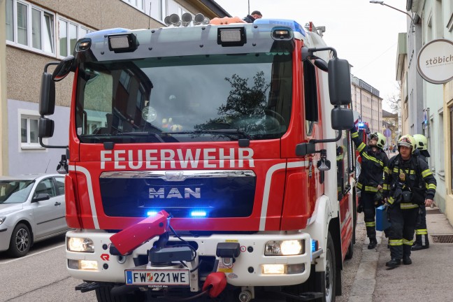 Einsatz von Feuerwehr und Polizei bei Brandverdacht in einem Mehrparteienwohnhaus in Wels-Innenstadt