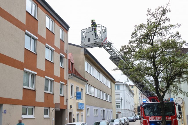 Einsatz von Feuerwehr und Polizei bei Brandverdacht in einem Mehrparteienwohnhaus in Wels-Innenstadt