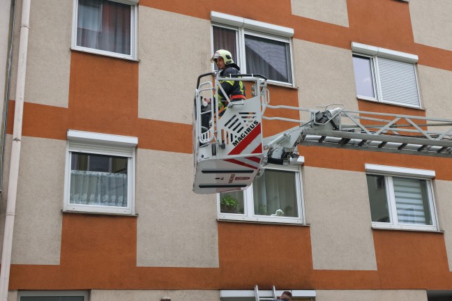 Einsatz von Feuerwehr und Polizei bei Brandverdacht in einem Mehrparteienwohnhaus in Wels-Innenstadt