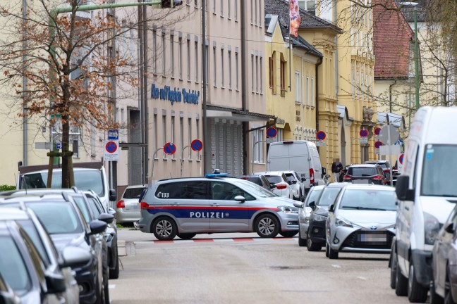 Einsatz von Feuerwehr und Polizei bei Brandverdacht in einem Mehrparteienwohnhaus in Wels-Innenstadt
