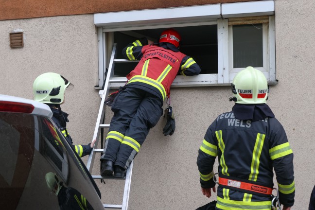 Einsatz von Feuerwehr und Polizei bei Brandverdacht in einem Mehrparteienwohnhaus in Wels-Innenstadt