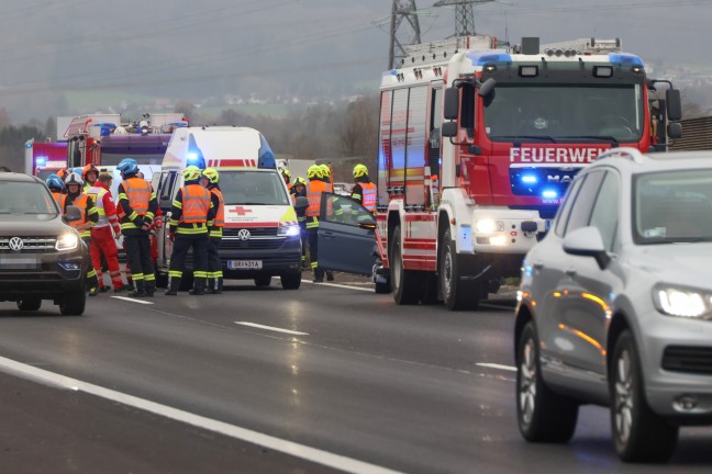 Schwerer Verkehrsunfall auf Innkreisautobahn bei Weibern fordert zwei Leichtverletzte