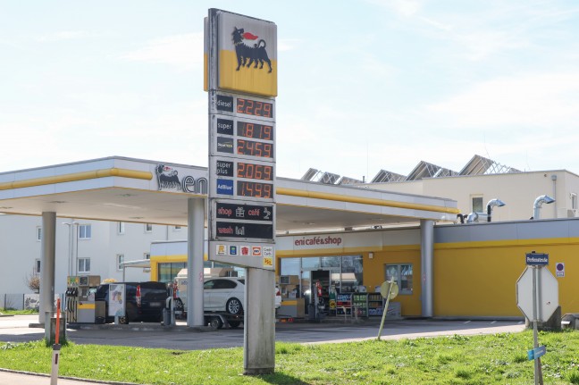 Versuchter Tankstellenraub: Mitarbeiterin beim Aufsperren einer Tankstelle in Enns �berfallen
